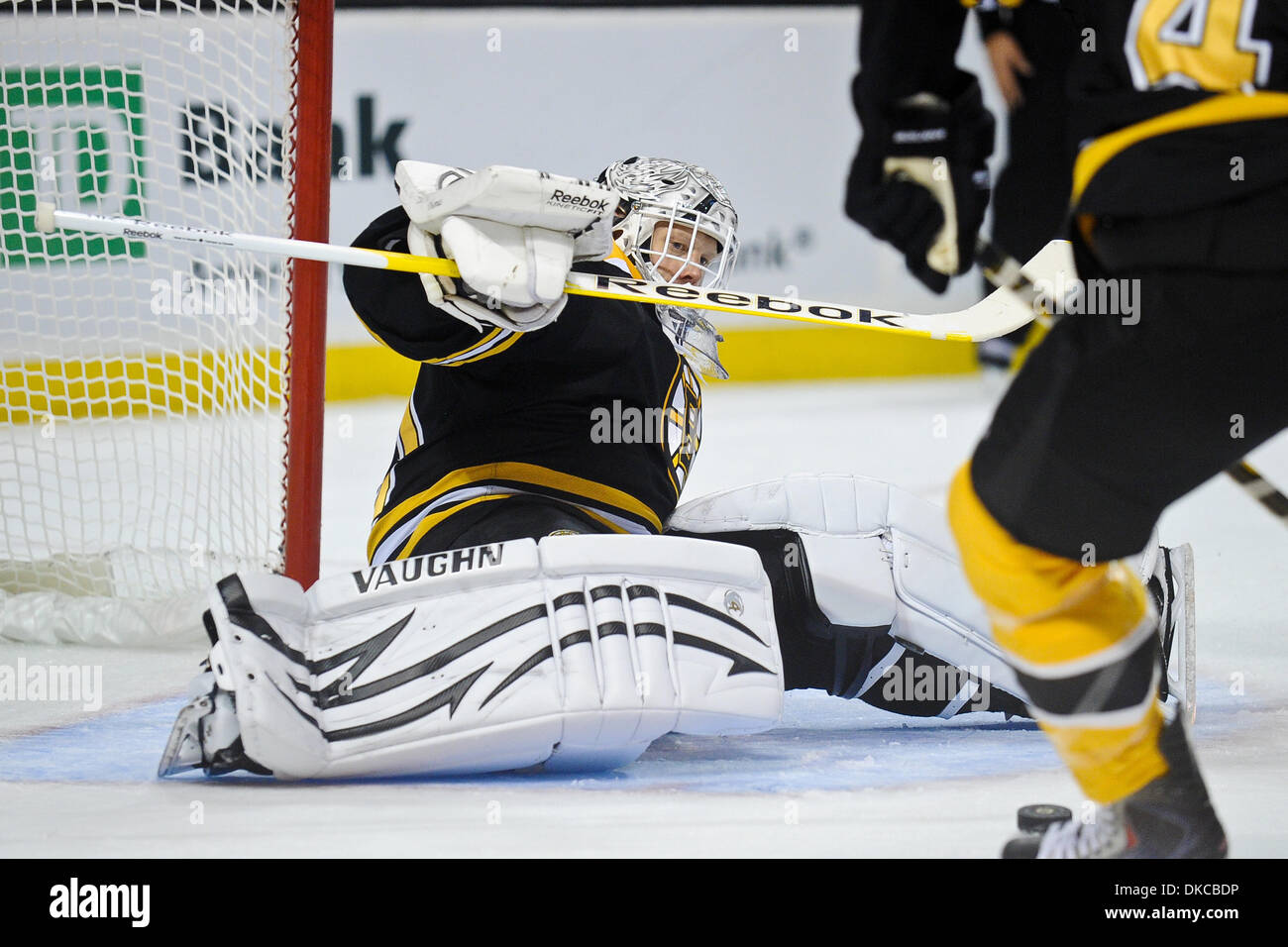 20 ott. 2011 - Boston, Massachusetts, STATI UNITI - Boston Bruins goalie Tim Thomas (30) orologi il puck slitta da nel primo periodo. Il Boston Bruins portano il Toronto Maple Leafs 3 - 1 dopo il primo periodo a TD Garden. (Credito Immagine: © Geoff Bolte/Southcreek/ZUMAPRESS.com) Foto Stock