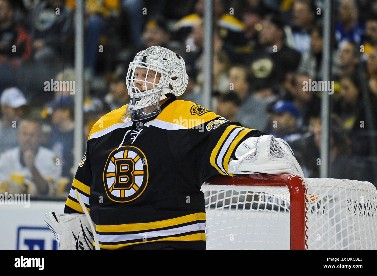20 ott. 2011 - Boston, Massachusetts, STATI UNITI - Boston Bruins goalie Tim Thomas (30) si distingue per l'obiettivo nel terzo periodo. Il Boston Bruins sconfiggere il Toronto Maple Leafs 6 - 2 alla fine del regolamento al TD Garden. (Credito Immagine: © Geoff Bolte/Southcreek/ZUMAPRESS.com) Foto Stock