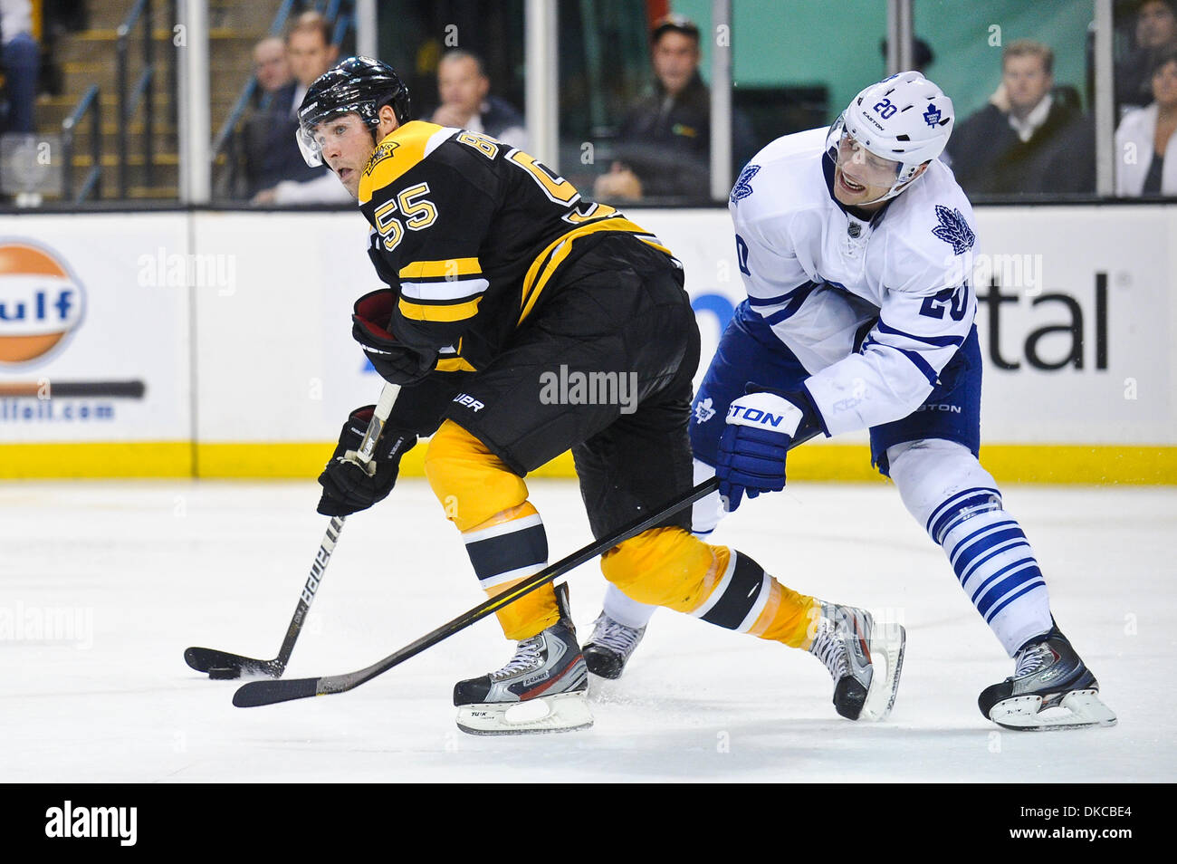 20 ott. 2011 - Boston, Massachusetts, STATI UNITI - Boston Bruins defenceman Johhny Boychuck (55) cerca di passare il puck mentre è difeso da Toronto Maple Leafs centre David Steckel (20) nel terzo periodo. Il Boston Bruins sconfiggere il Toronto Maple Leafs 6 - 2 alla fine del regolamento al TD Garden. (Credito Immagine: © Geoff Bolte/Southcreek/ZUMAPRESS.com) Foto Stock