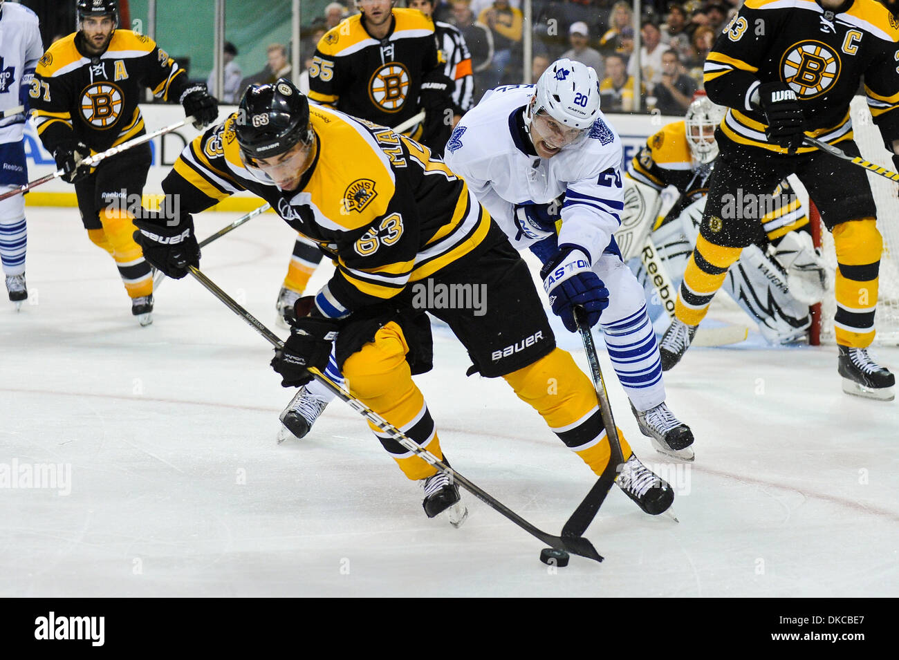 20 ott. 2011 - Boston, Massachusetts, STATI UNITI - Boston Bruins ala sinistra Brad Marchand (63) e Toronto Maple Leafs centre David Steckel (20) battaglia per il puck in Boston zona difensiva nel terzo periodo. Il Boston Bruins sconfiggere il Toronto Maple Leafs 6 - 2 alla fine del regolamento al TD Garden. (Credito Immagine: © Geoff Bolte/Southcreek/ZUMAPRESS.com) Foto Stock