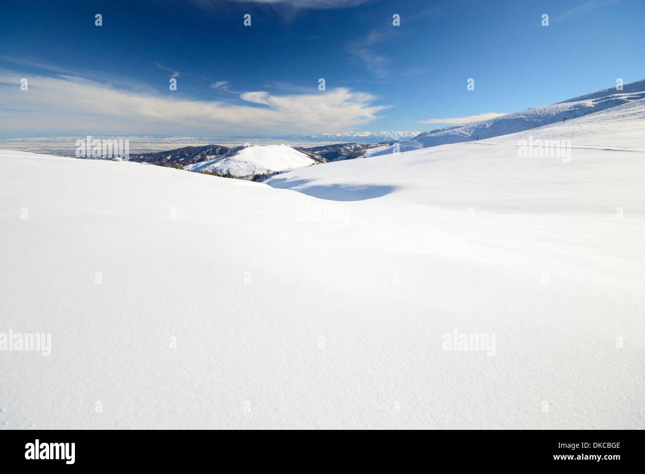 Candide fuori-pista di sci coperta da una fitta polvere di neve e scenic scenario alpino. Polarizzatore circolare effetto nel cielo. Loca Foto Stock