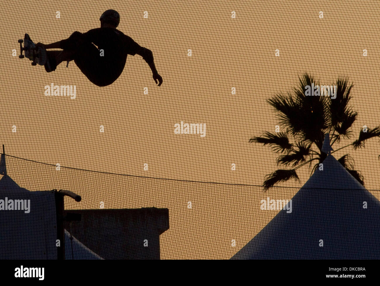 Ottobre 21, 2011 - Venezia, California, Stati Uniti - un guidatore di skateboard ottiene in una sessione di prove libere per un pro skate contest, Sonic generazioni del pattino. (Credito Immagine: © Jonathan Alcorn/ZUMAPRESS.com) Foto Stock