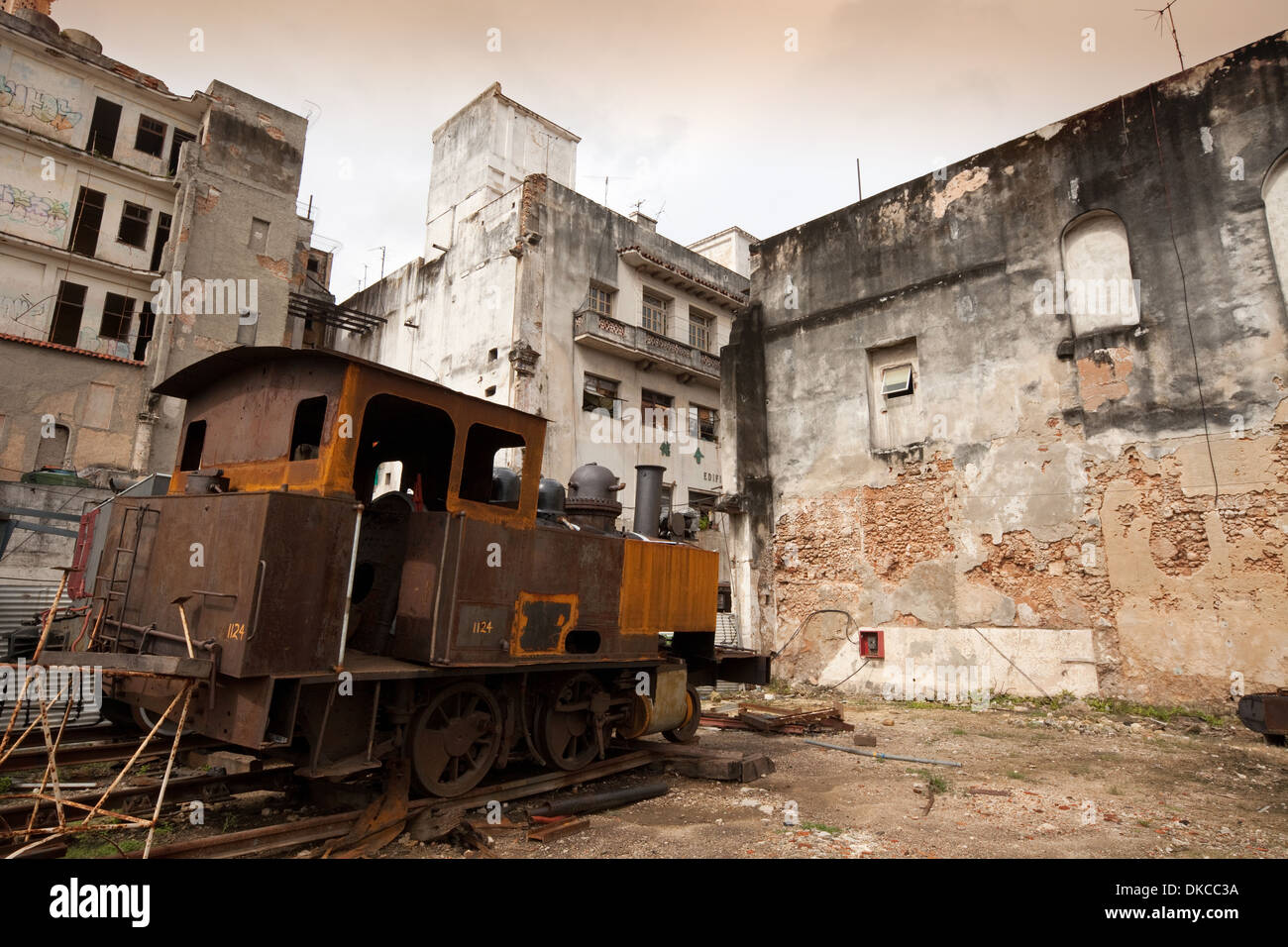 L'Avana Cuba, arrugginimento motore a vapore in attesa di restauro in un scrapyard nel centro della città, l'Avana Cuba Caraibi Foto Stock