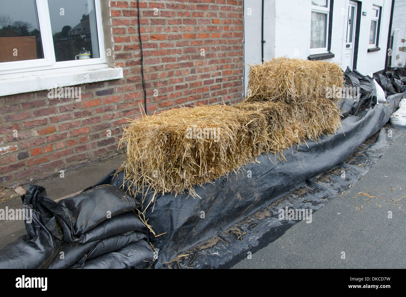 Le case protette da balle durante l'inverno a seguito di allagamento heavy rain Foto Stock