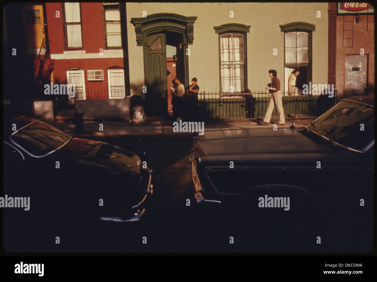 Questa immagine cattura la vita del centro cittadino su Bond Street a Brooklyn, New York City. L'area esemplifica la ricca cultura urbana e la storia di Brooklyn, uno dei quartieri meglio conservati d'America con una fiorente comunità locale. Foto Stock