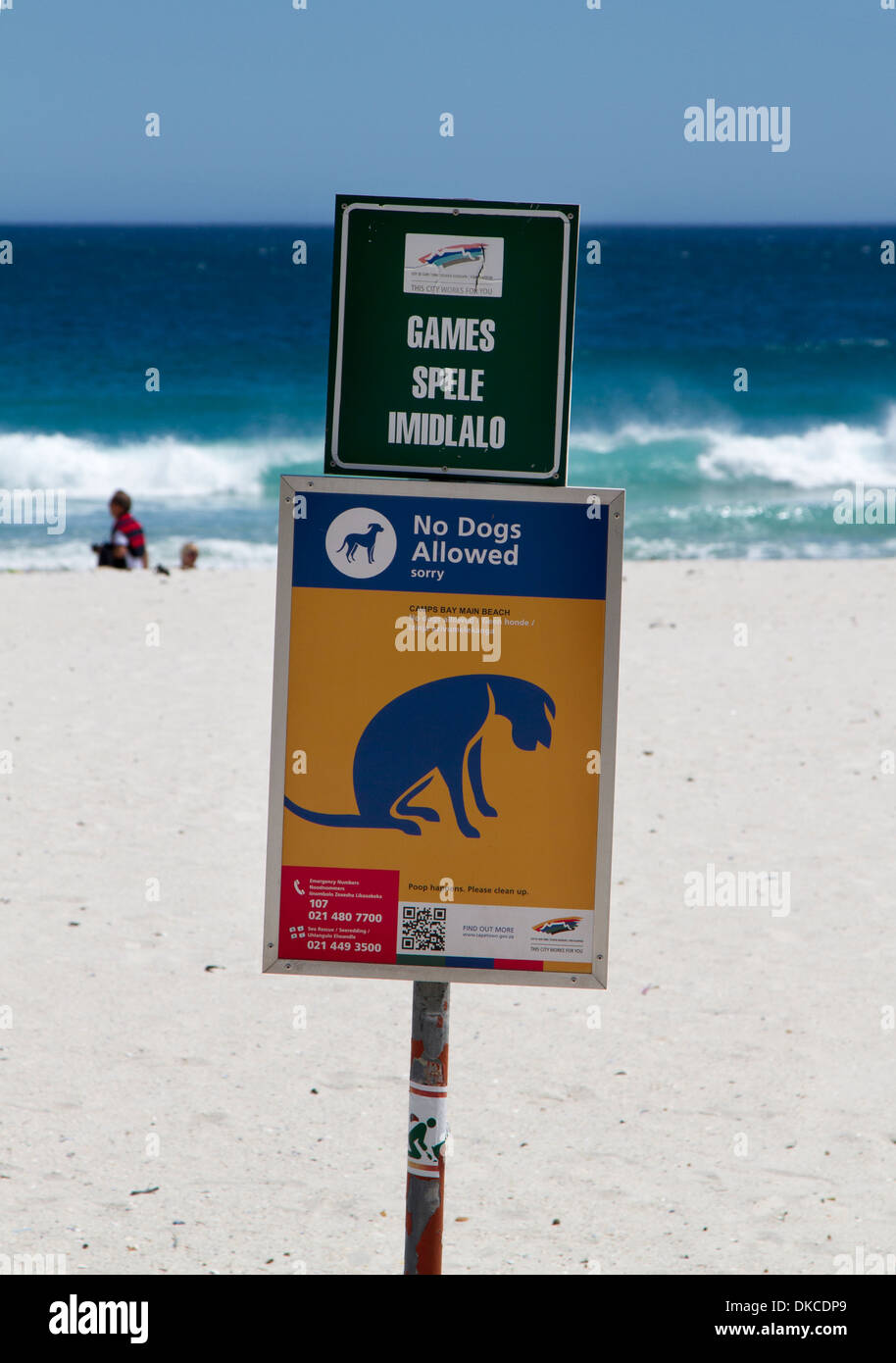 Non sono ammessi cani segno sulla spiaggia di Camps Bay, Città del Capo, Sud Africa Foto Stock