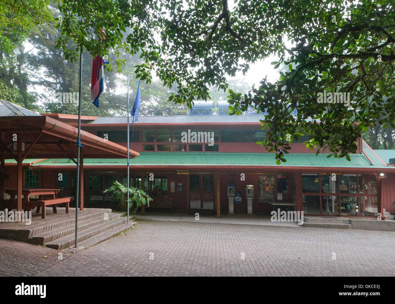 Il centro visitatori a Monteverde Cloud Forest Riserve in Costa Rica. Essa è anche una caffetteria e un ristorante. Foto Stock