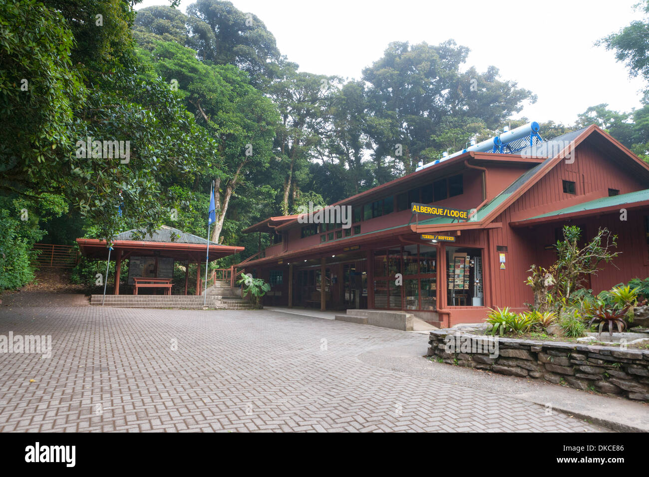 Il centro visitatori a Monteverde Cloud Forest Riserve in Costa Rica. Essa è anche una caffetteria e un ristorante. Foto Stock