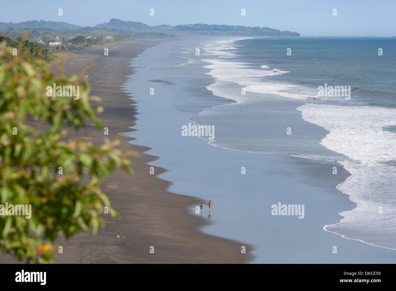 Una lunga spiaggia sulla Costa Rica della costa del Pacifico denominato Playa Hermosa. Foto Stock