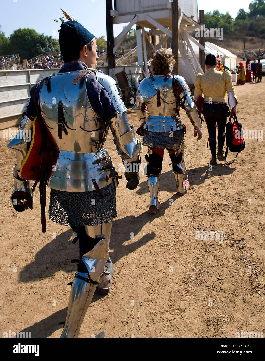 Ottobre 21, 2011 - Portland, California, Stati Uniti d'America - i cavalieri e i loro scudieri di rendere il loro modo per la giostra arena al quinto Torneo annuale di Phoenix giostra a Portland Rodeo motivi. Sancita dal Royal Armouries, il più antico museo in Inghilterra e convenzionati con l'International giostre League, il Torneo di Phoenix attrae altamente esperti piloti provenienti da tutto il w Foto Stock