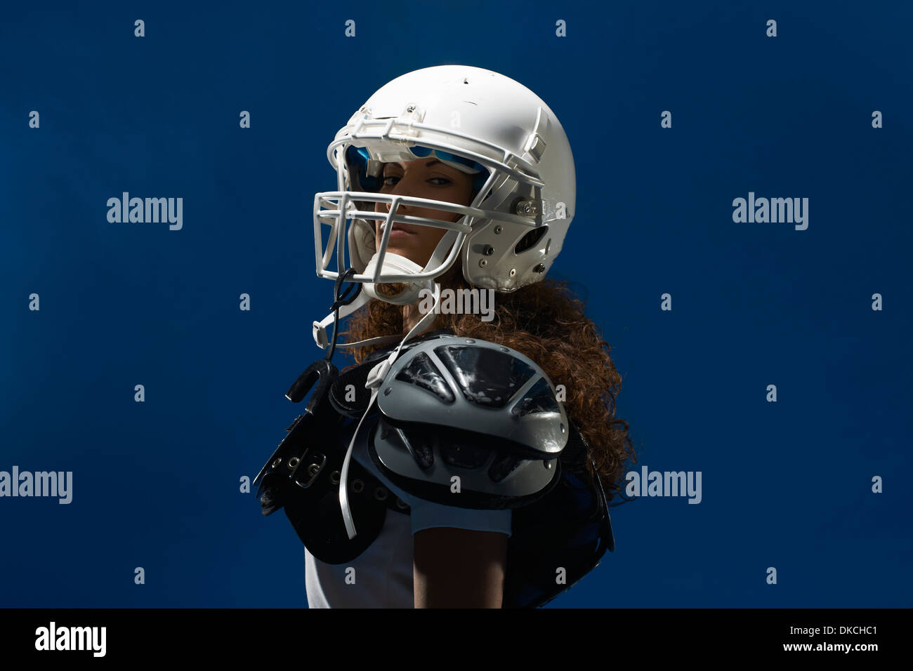 Ritratto di femmina calciatore americano che indossa il casco Foto Stock