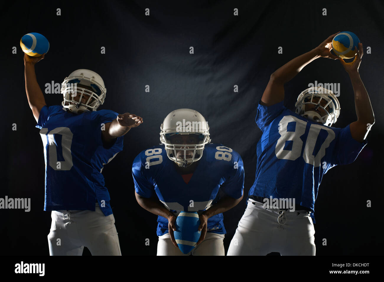 Studio shot composito del calciatore americano raggiungendo per la sfera Foto Stock