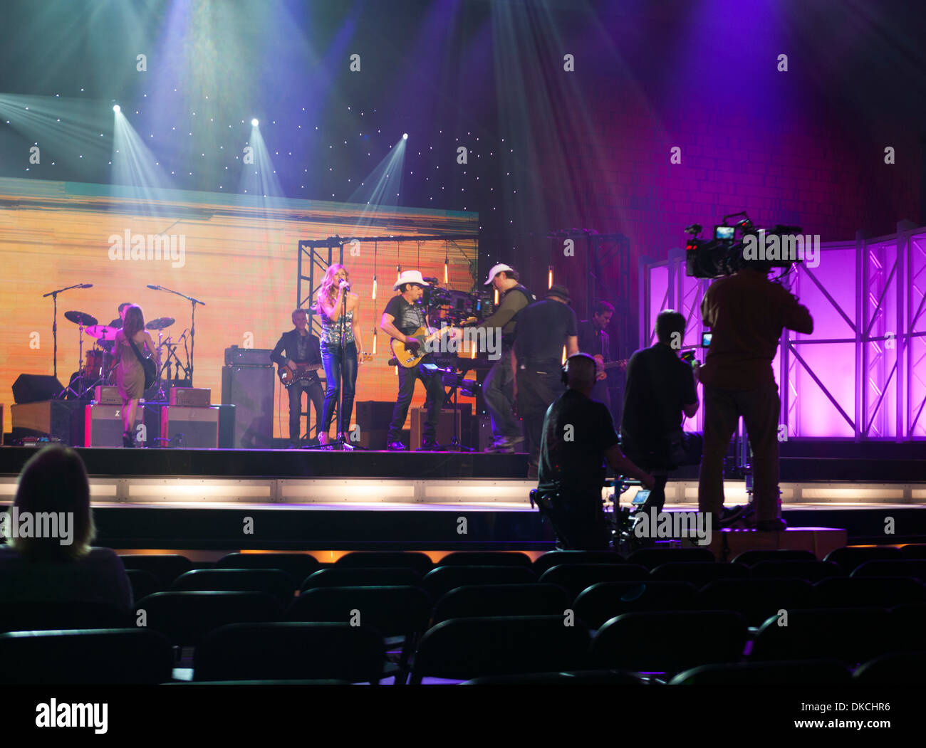 Una troupe cinematografica girare le riprese durante una performance musicale sul set della TV americana denominata di Nashville e girato a Nashville, TN Foto Stock