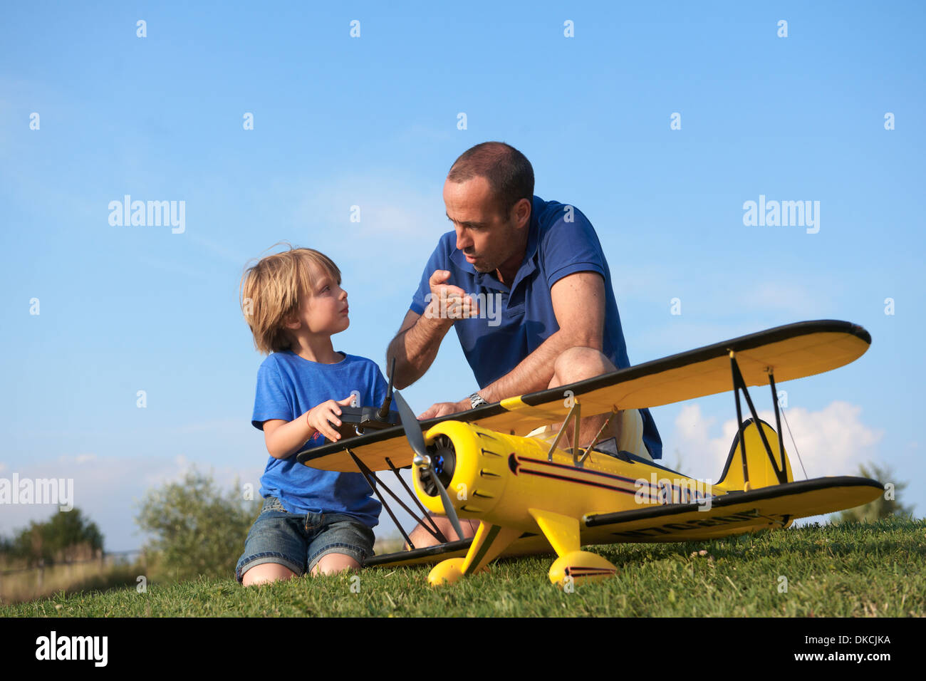 Padre e figlio preparazione modello piano Foto Stock