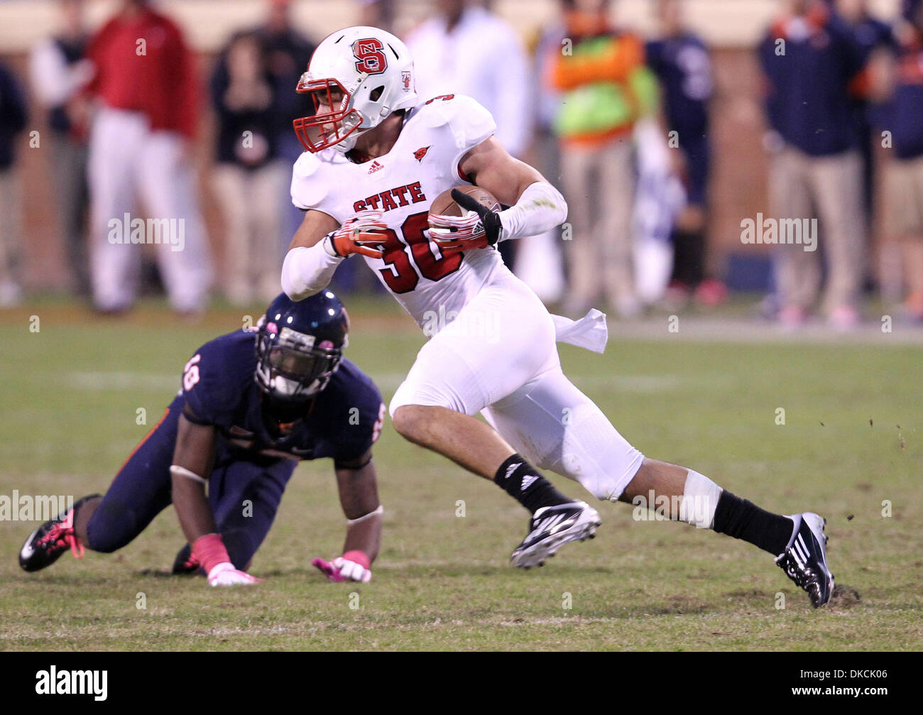 Ottobre 22, 2011 - Charlottesville, Virginia, Stati Uniti - North Carolina State Wolfpack BRANDAN sicurezza vescovo (30) corre passato Virginia Cavaliers wide receiver KRIS BURD (18) durante un NCAA Football gioco allo stadio di Scott. NC stato sconfitto Virginia 28-14. (Credito Immagine: © Andrew Shurtleff/ZUMAPRESS.com) Foto Stock