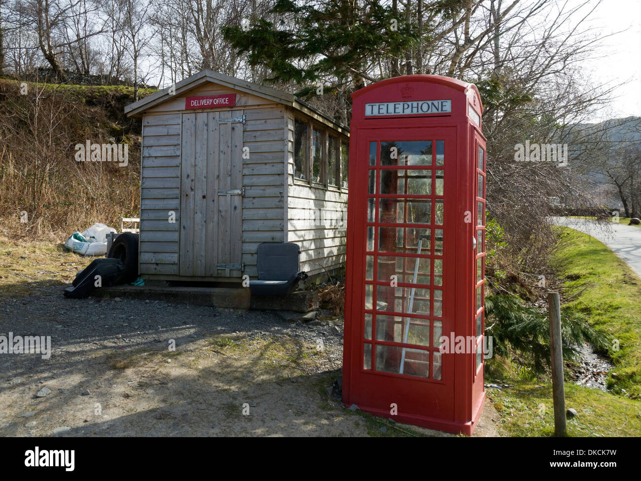 Capannone utilizzato come Royal Mail delivery office e un vecchio tipo BT casella Telefono a Inverie, Knoydart Penisola, Highland, Scotland, Regno Unito Foto Stock
