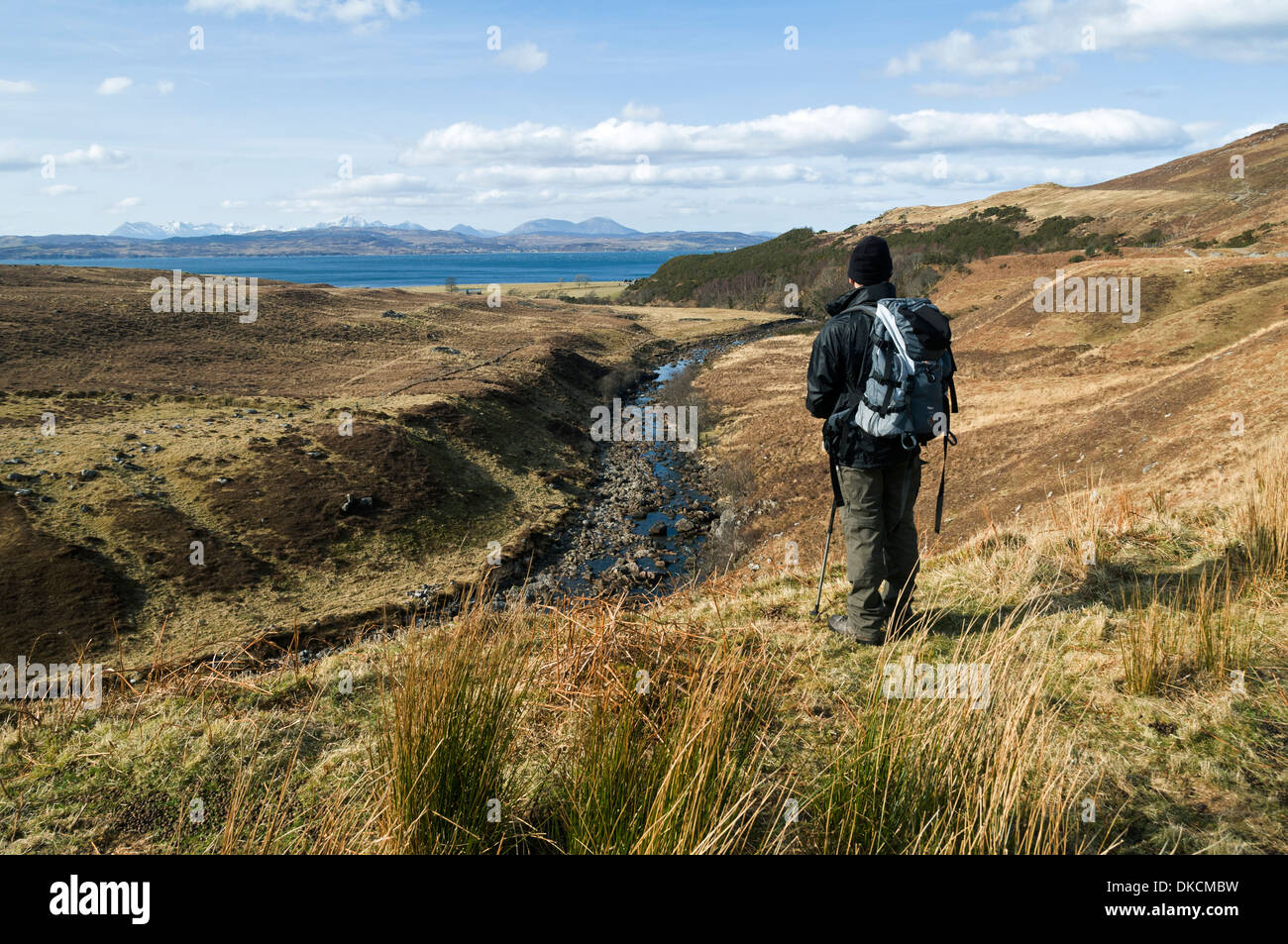 Un viandante si ammira la vista sul suono di Sleat a Skye da Glen Guiserein, Knoydart Penisola, regione delle Highlands, Scotland, Regno Unito Foto Stock