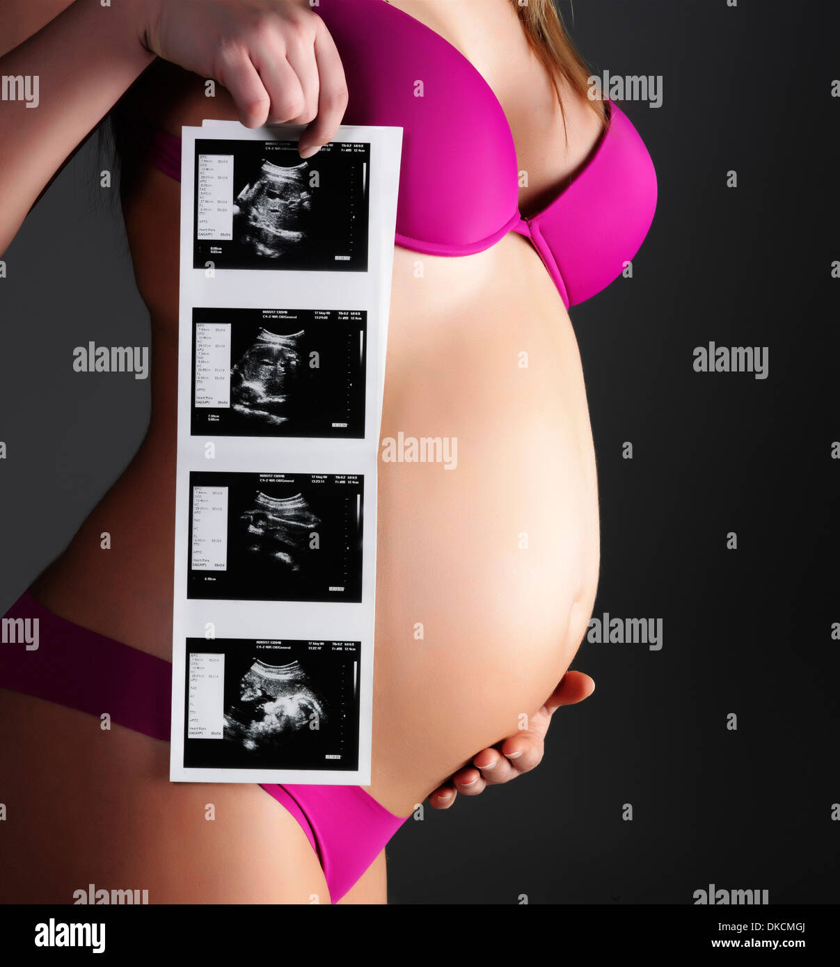 Donna incinta azienda immagini ad ultrasuoni Foto Stock