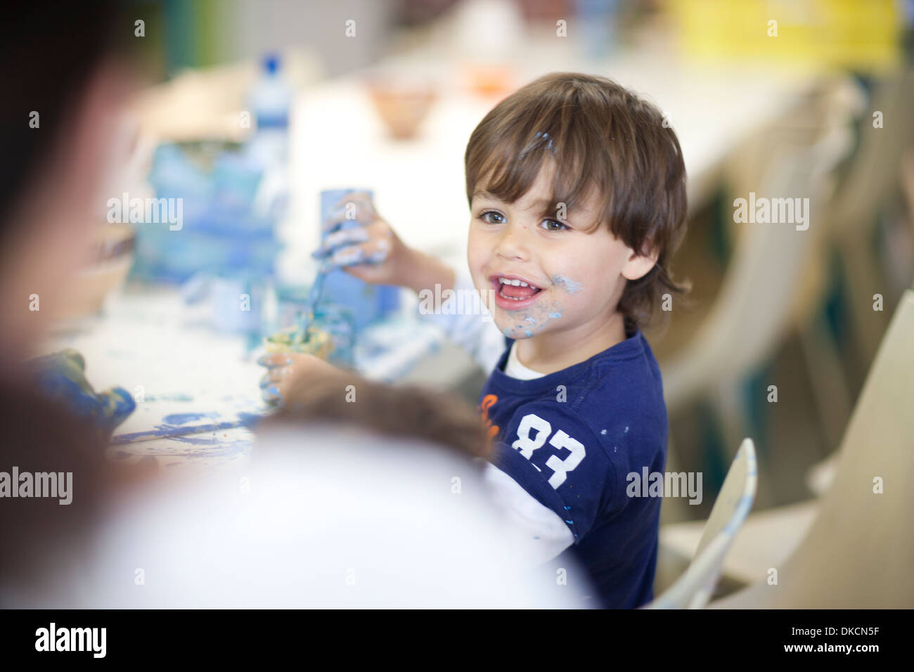 Il Toddler giocare felicemente in classe d'arte Foto Stock