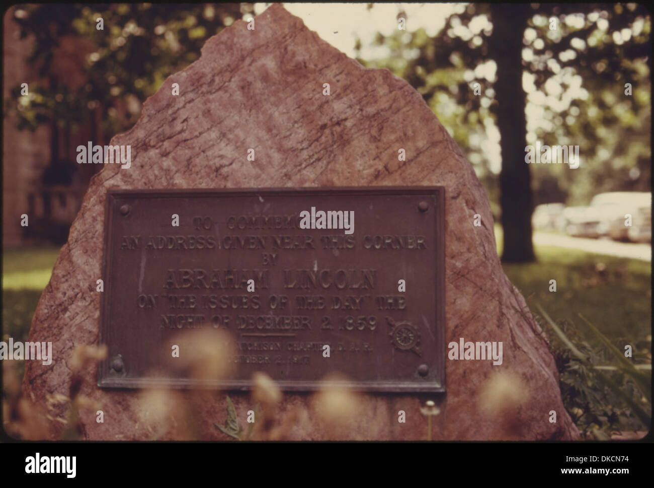 Questa targa, situata sul prato del tribunale della contea di Atchison in Kansas, commemora un importante indirizzo storico che ha avuto luogo nella zona, in onore di importanti eventi locali. Foto Stock