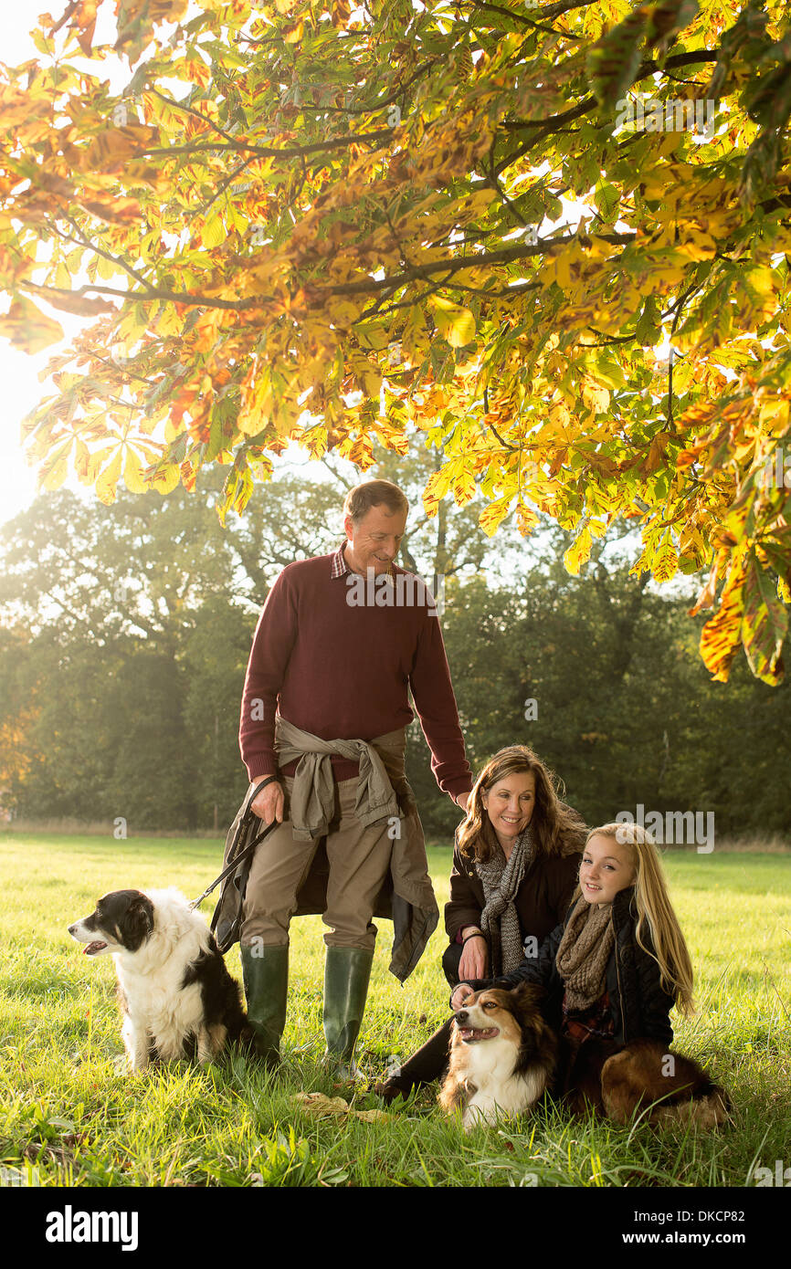 Ritratto di nonni e nipote con cani, Norfolk, Regno Unito Foto Stock