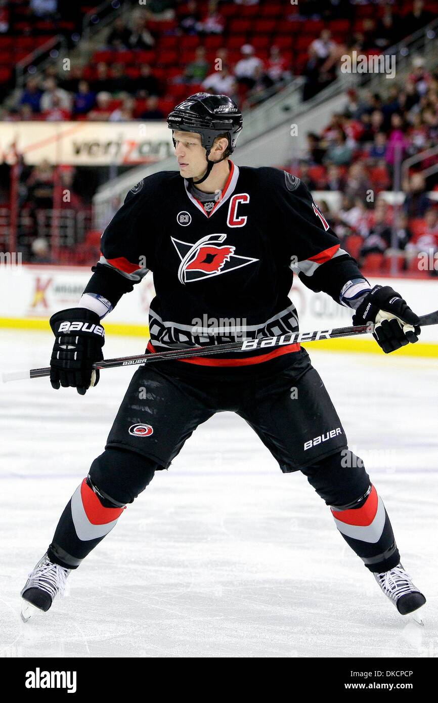 25 ottobre 2011 - Raleigh, North Carolina, Stati Uniti - Carolina Hurricanes center Eric Staal (12) pattini sul ghiaccio.Senatori sconfiggere gli uragani 3-2 a RBC Center in Raleigh North Carolina. (Credito Immagine: © Anthony Barham/Southcreek/ZUMAPRESS.com) Foto Stock