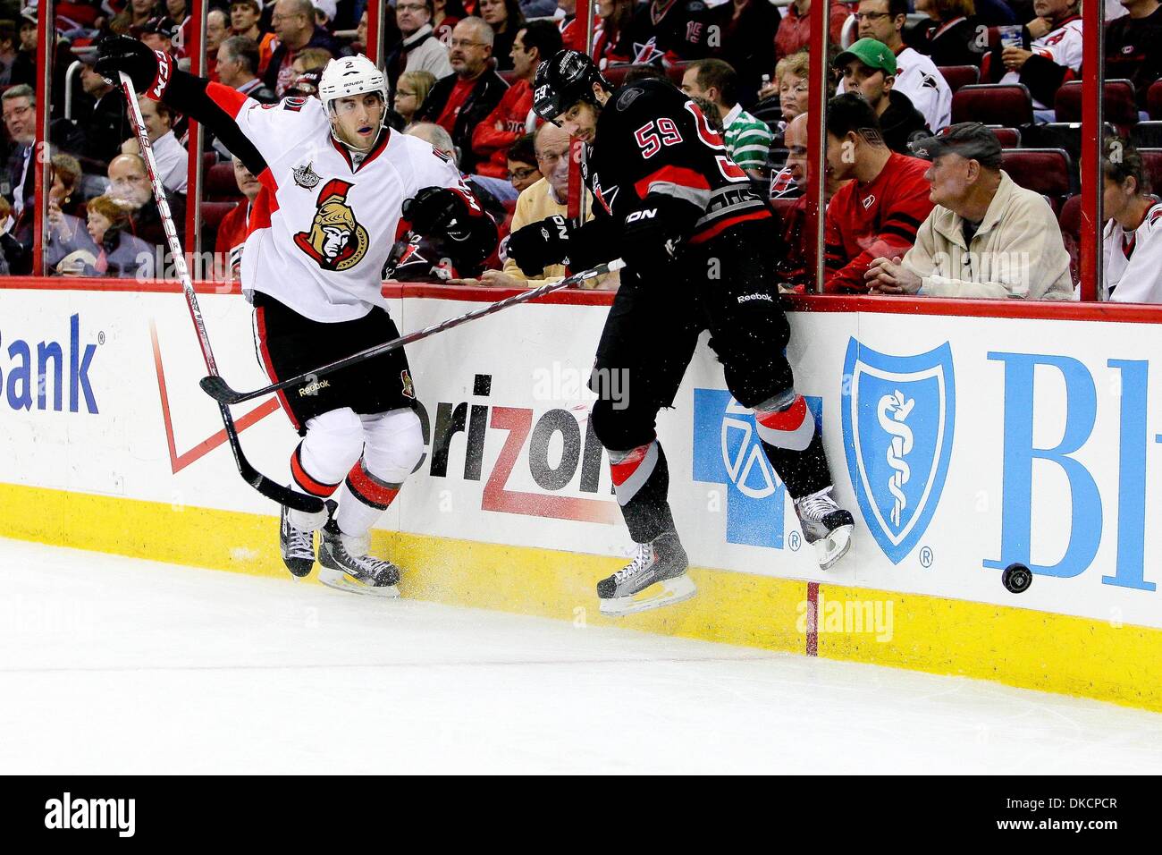25 ottobre 2011 - Raleigh, North Carolina, Stati Uniti - Carolina Hurricanes ala destra Chad LaRose (59) va dopo il puck.Senatori sconfiggere gli uragani 3-2 a RBC Center in Raleigh North Carolina. (Credito Immagine: © Anthony Barham/Southcreek/ZUMAPRESS.com) Foto Stock