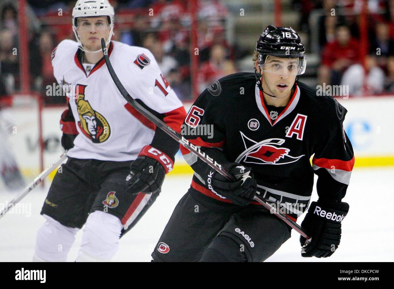 25 ottobre 2011 - Raleigh, North Carolina, Stati Uniti - Carolina Hurricanes center Brandon Sutter (16) durante il gioco tonights.Senatori sconfiggere gli uragani 3-2 a RBC Center in Raleigh North Carolina. (Credito Immagine: © Anthony Barham/Southcreek/ZUMAPRESS.com) Foto Stock