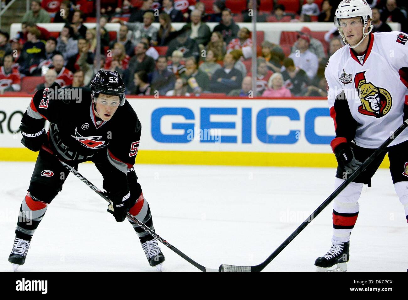 25 ottobre 2011 - Raleigh, North Carolina, Stati Uniti - Carolina Hurricanes ala sinistra Jeff Skinner (53) Senatori sconfitto gli uragani 3-2 a RBC Center in Raleigh North Carolina. (Credito Immagine: © Anthony Barham/Southcreek/ZUMAPRESS.com) Foto Stock