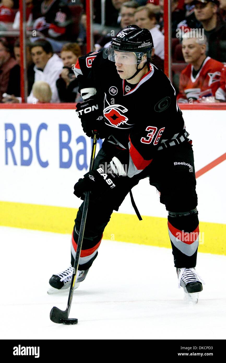25 ottobre 2011 - Raleigh, North Carolina, Stati Uniti - Carolina Hurricanes ala sinistra Jussi Jokinen (36) Senatori sconfiggere gli uragani 3-2 a RBC Center in Raleigh North Carolina. (Credito Immagine: © Anthony Barham/Southcreek/ZUMAPRESS.com) Foto Stock