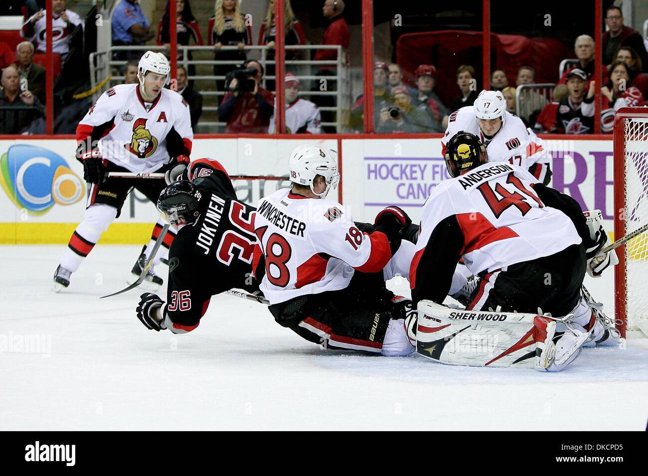 25 ottobre 2011 - Raleigh, North Carolina, Stati Uniti - Carolina Hurricanes ala sinistra Jussi Jokinen (36) e senatori di Ottawa centre Jesse Winchester (18) Senatori sconfiggere gli uragani 3-2 a RBC Center in Raleigh North Carolina. (Credito Immagine: © Anthony Barham/Southcreek/ZUMAPRESS.com) Foto Stock