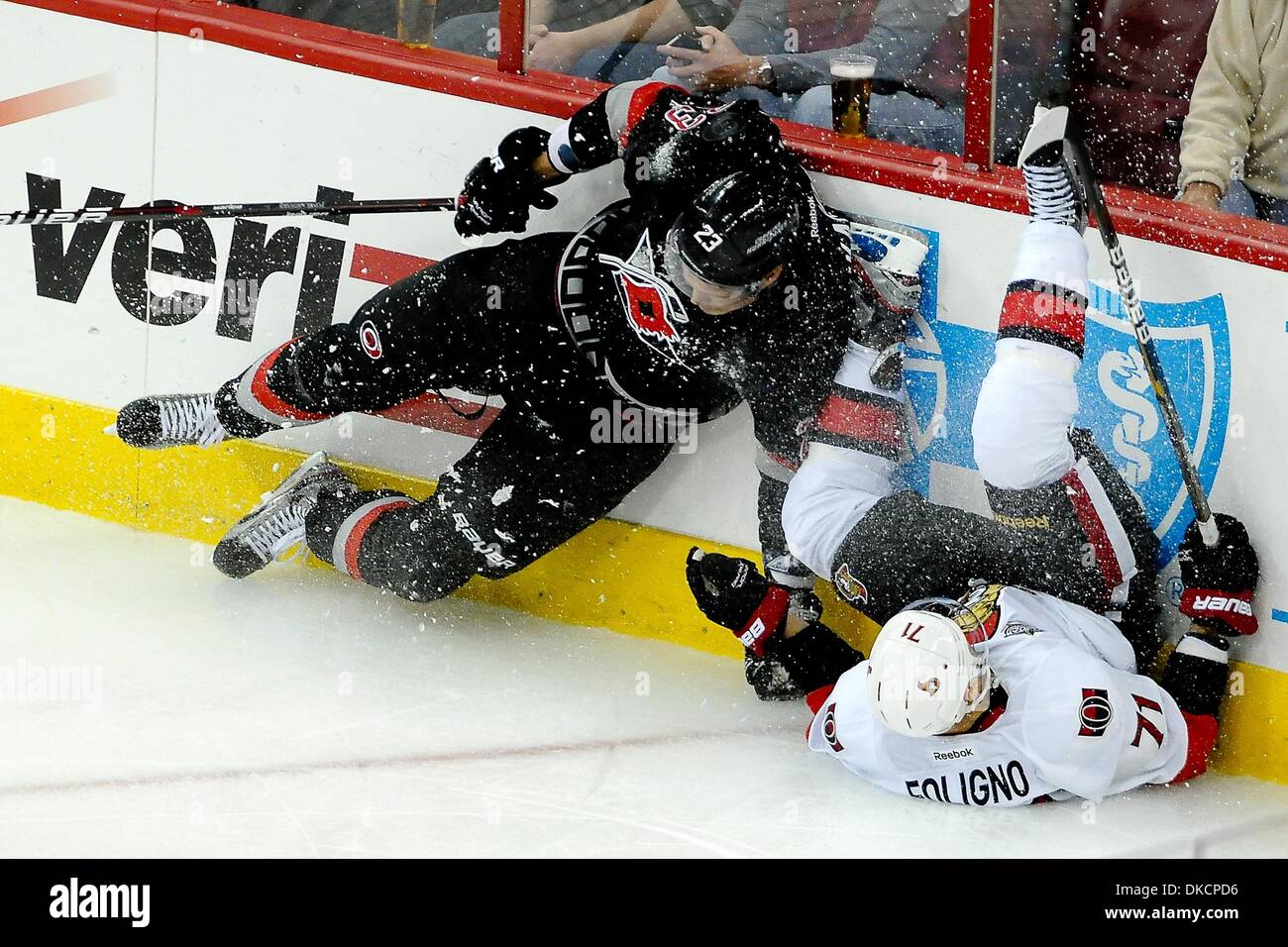 25 ottobre 2011 - Raleigh, North Carolina, Stati Uniti - Carolina Hurricanes ala sinistra Alexei Ponikarovsky (23) e senatori di Ottawa ala sinistra Nick Foligno (71) Senatori sconfiggere gli uragani 3-2 a RBC Center in Raleigh North Carolina. (Credito Immagine: © Anthony Barham/Southcreek/ZUMAPRESS.com) Foto Stock