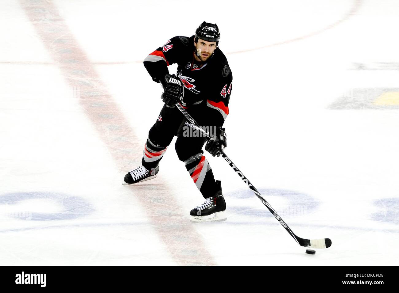 25 ottobre 2011 - Raleigh, North Carolina, Stati Uniti - Carolina Hurricanes defenceman Jay Harrison (44) portare il puck giù il ghiaccio.Senatori sconfiggere gli uragani 3-2 a RBC Center in Raleigh North Carolina. (Credito Immagine: © Anthony Barham/Southcreek/ZUMAPRESS.com) Foto Stock