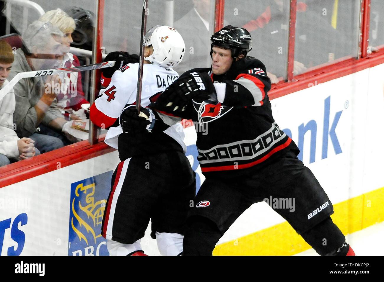 25 ottobre 2011 - Raleigh, North Carolina, Stati Uniti - Carolina Hurricanes center Eric Staal (12) Senatori sconfiggere gli uragani 3-2 a RBC Center in Raleigh North Carolina. (Credito Immagine: © Anthony Barham/Southcreek/ZUMAPRESS.com) Foto Stock