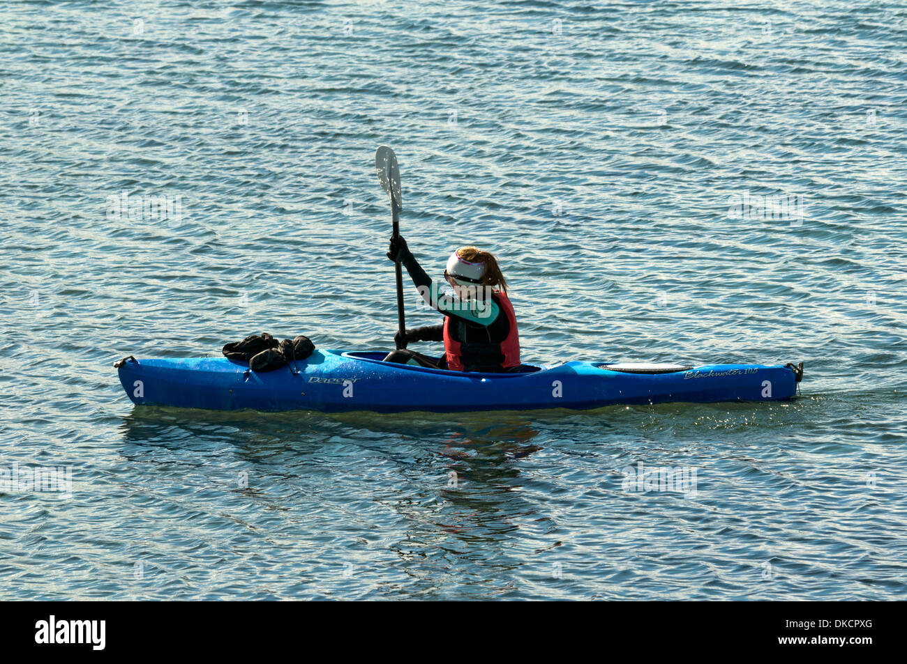 Giovane donna in un kayak sul suono di Sleat, off Airor sulla penisola di Knoydart, Scotland, Regno Unito Foto Stock