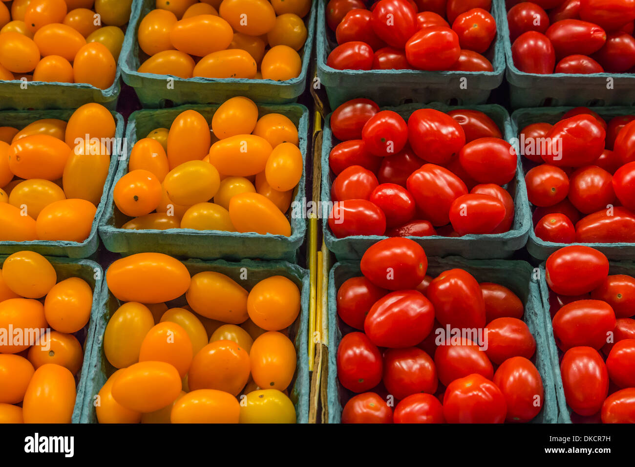 L'arancione e il rosso dei pomodori di uva per la vendita a produrre store nel Mercato di Pike Place, Seattle, nello Stato di Washington, USA Foto Stock L'arancione e il rosso dei pomodori di uva per la vendita a produrre store nel Mercato di Pike Place, Seattle, nello Stato di Washington, USA Foto Stock