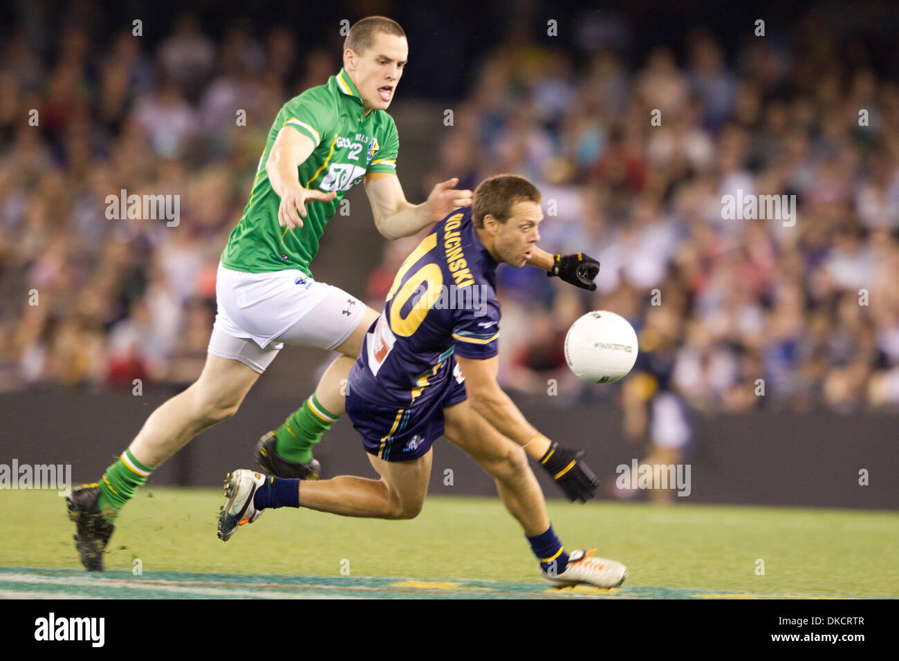 28 ottobre 2011 - Melbourne, Victoria, Australia - Australia versi in Irlanda nel 2011 le norme internazionali serie a Melbourne il 28 ottobre. Australian Football League e la Gaelic Athletic Association combinare i codici di calcio per competere nelle norme internazionali serie a Etihad Stadium, Docklands a Melbourne, Australia (credito Immagine: © Andrew Gyopar/ZUMAPRESS.com) Foto Stock