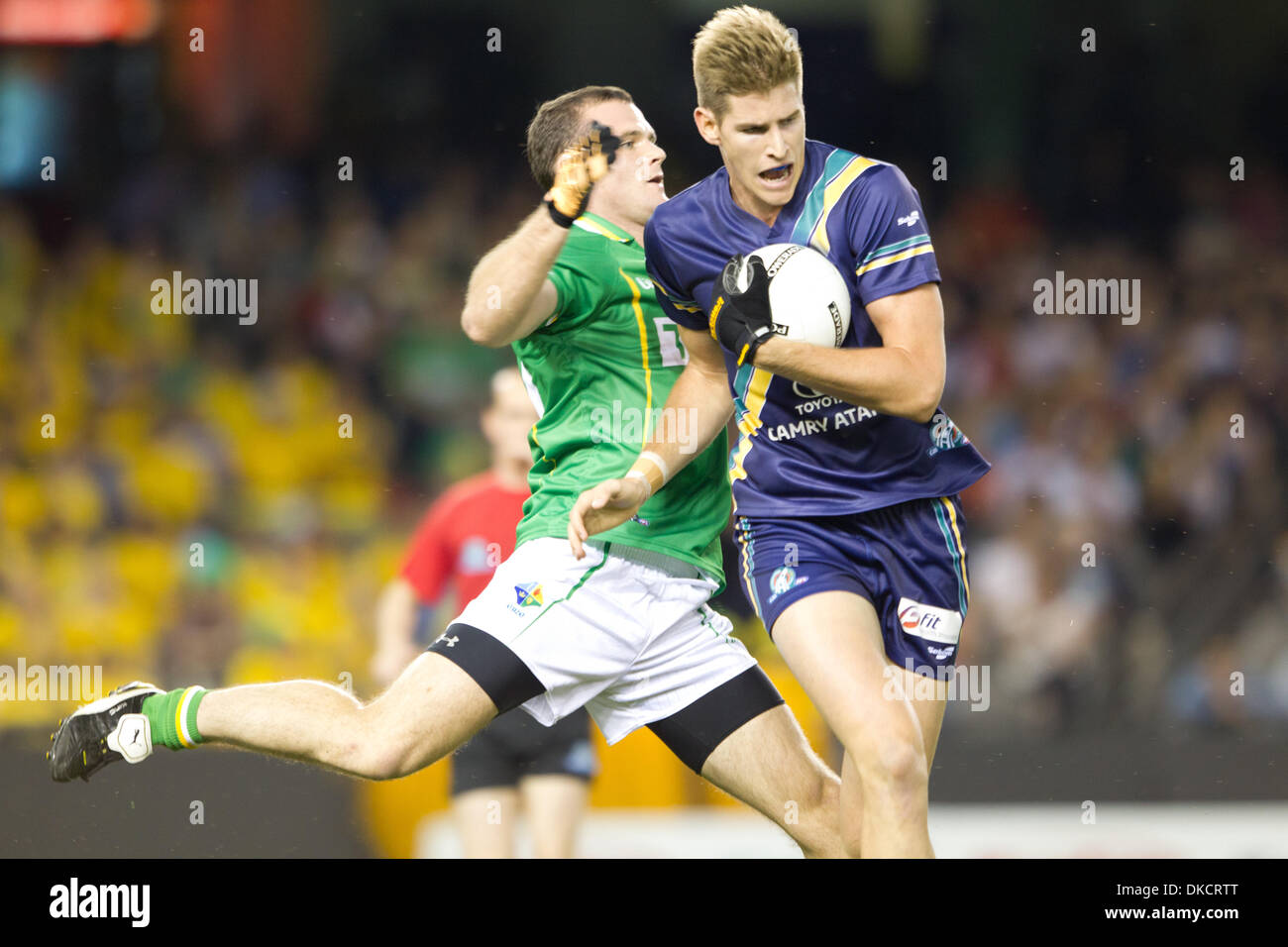 28 ottobre 2011 - Melbourne, Victoria, Australia - Australia versi in Irlanda nel 2011 le norme internazionali serie a Melbourne il 28 ottobre. Australian Football League e la Gaelic Athletic Association combinare i codici di calcio per competere nelle norme internazionali serie a Etihad Stadium, Docklands a Melbourne, Australia (credito Immagine: © Andrew Gyopar/ZUMAPRESS.com) Foto Stock