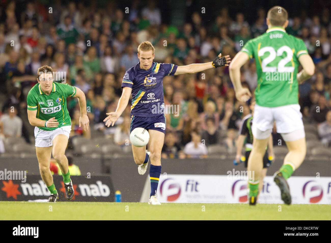 28 ottobre 2011 - Melbourne, Victoria, Australia - Australia versi in Irlanda nel 2011 le norme internazionali serie a Melbourne il 28 ottobre. Australian Football League e la Gaelic Athletic Association combinare i codici di calcio per competere nelle norme internazionali serie a Etihad Stadium, Docklands a Melbourne, Australia (credito Immagine: © Andrew Gyopar/ZUMAPRESS.com) Foto Stock