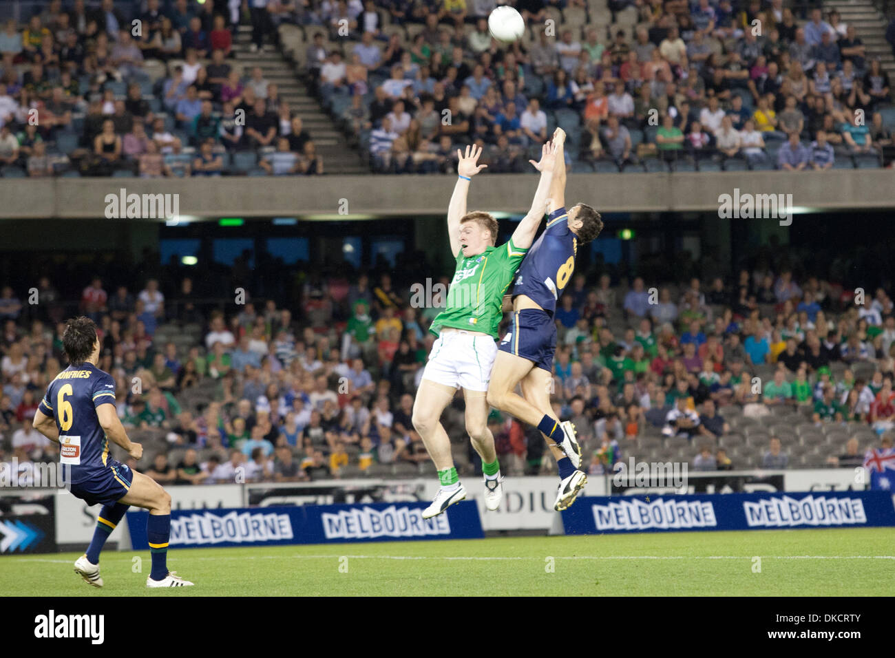 28 ottobre 2011 - Melbourne, Victoria, Australia - Australia versi in Irlanda nel 2011 le norme internazionali serie a Melbourne il 28 ottobre. Australian Football League e la Gaelic Athletic Association combinare i codici di calcio per competere nelle norme internazionali serie a Etihad Stadium, Docklands a Melbourne, Australia (credito Immagine: © Andrew Gyopar/ZUMAPRESS.com) Foto Stock