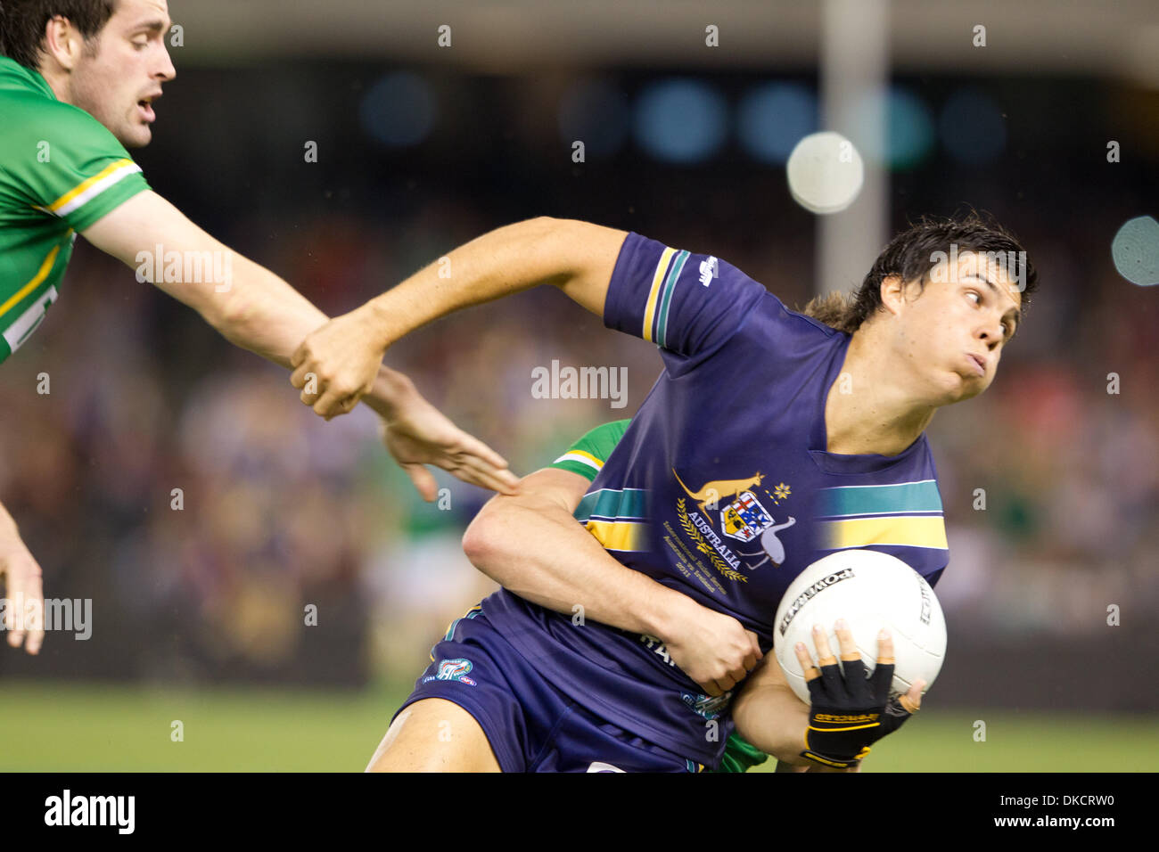 28 ottobre 2011 - Melbourne, Victoria, Australia - Australia versi in Irlanda nel 2011 le norme internazionali serie a Melbourne il 28 ottobre. Australian Football League e la Gaelic Athletic Association combinare i codici di calcio per competere nelle norme internazionali serie a Etihad Stadium, Docklands a Melbourne, Australia (credito Immagine: © Andrew Gyopar/ZUMAPRESS.com) Foto Stock