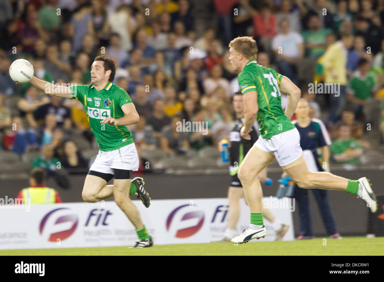 28 ottobre 2011 - Melbourne, Victoria, Australia - Australia versi in Irlanda nel 2011 le norme internazionali serie a Melbourne il 28 ottobre. Australian Football League e la Gaelic Athletic Association combinare i codici di calcio per competere nelle norme internazionali serie a Etihad Stadium, Docklands a Melbourne, Australia (credito Immagine: © Andrew Gyopar/ZUMAPRESS.com) Foto Stock