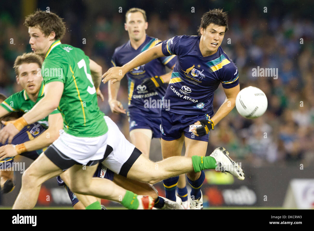28 ottobre 2011 - Melbourne, Victoria, Australia - Australia versi in Irlanda nel 2011 le norme internazionali serie a Melbourne il 28 ottobre. Australian Football League e la Gaelic Athletic Association combinare i codici di calcio per competere nelle norme internazionali serie a Etihad Stadium, Docklands a Melbourne, Australia (credito Immagine: © Andrew Gyopar/ZUMAPRESS.com) Foto Stock