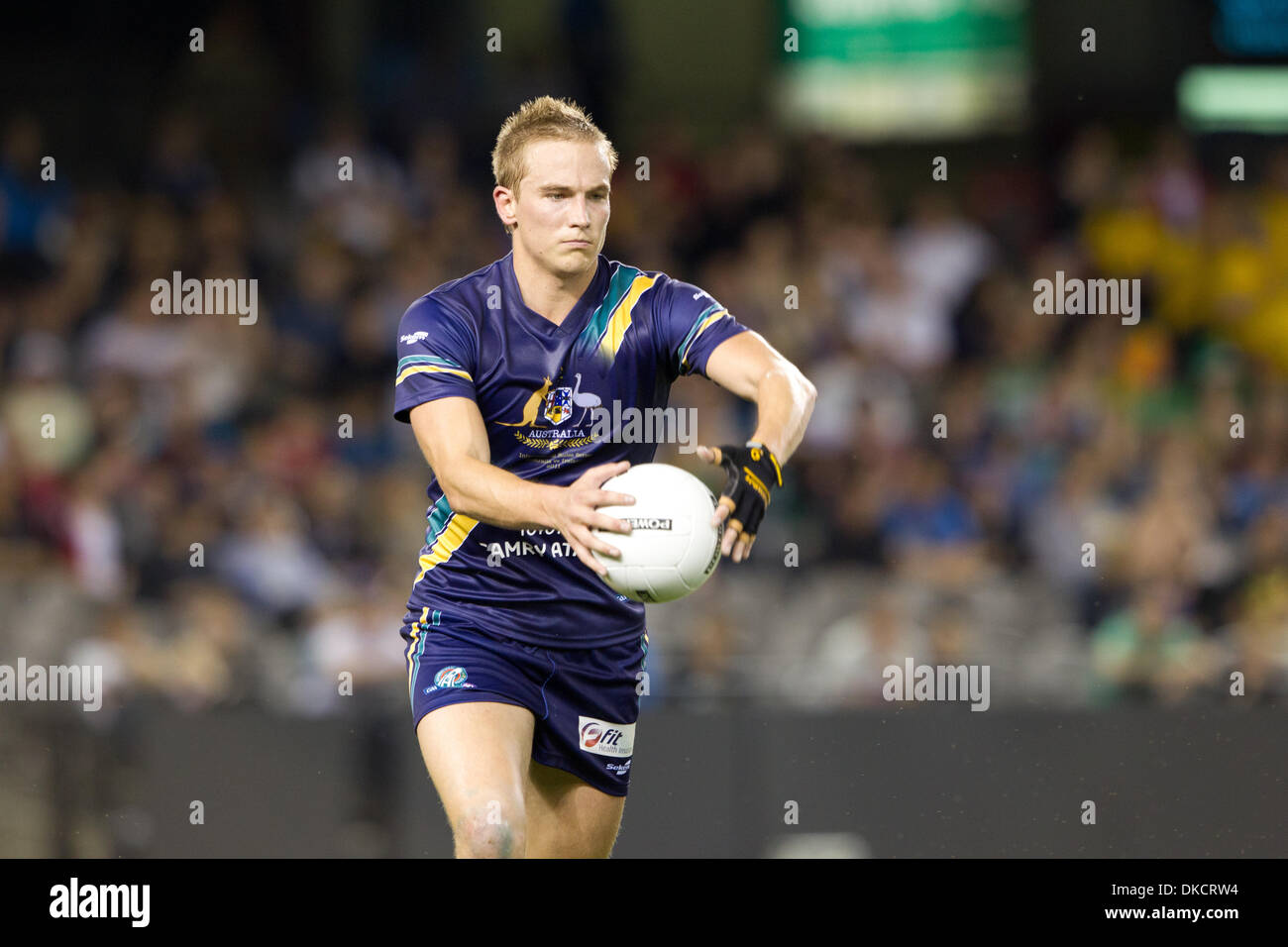 28 ottobre 2011 - Melbourne, Victoria, Australia - Australia versi in Irlanda nel 2011 le norme internazionali serie a Melbourne il 28 ottobre. Australian Football League e la Gaelic Athletic Association combinare i codici di calcio per competere nelle norme internazionali serie a Etihad Stadium, Docklands a Melbourne, Australia (credito Immagine: © Andrew Gyopar/ZUMAPRESS.com) Foto Stock