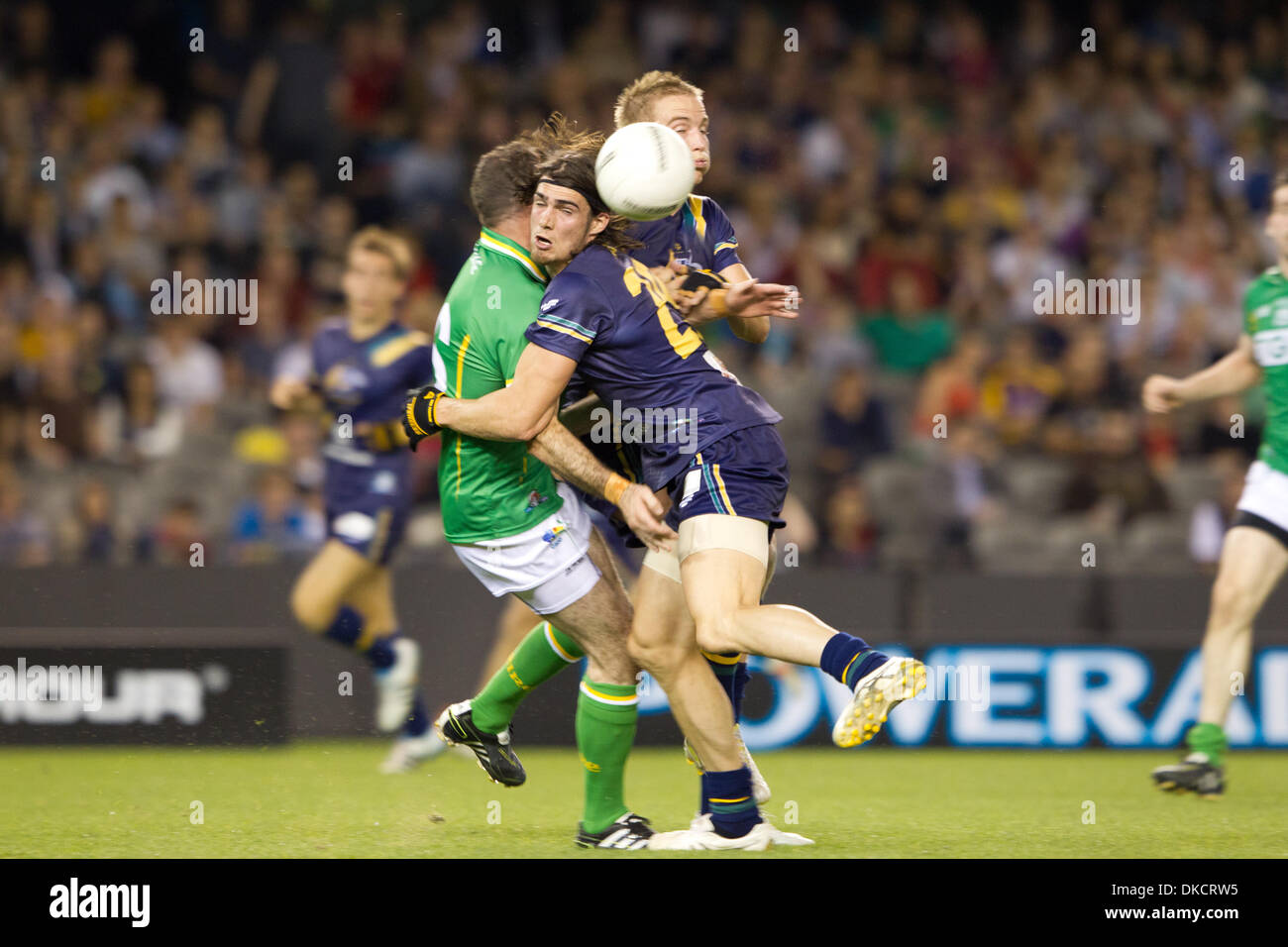 28 ottobre 2011 - Melbourne, Victoria, Australia - Australia versi in Irlanda nel 2011 le norme internazionali serie a Melbourne il 28 ottobre. Australian Football League e la Gaelic Athletic Association combinare i codici di calcio per competere nelle norme internazionali serie a Etihad Stadium, Docklands a Melbourne, Australia (credito Immagine: © Andrew Gyopar/ZUMAPRESS.com) Foto Stock