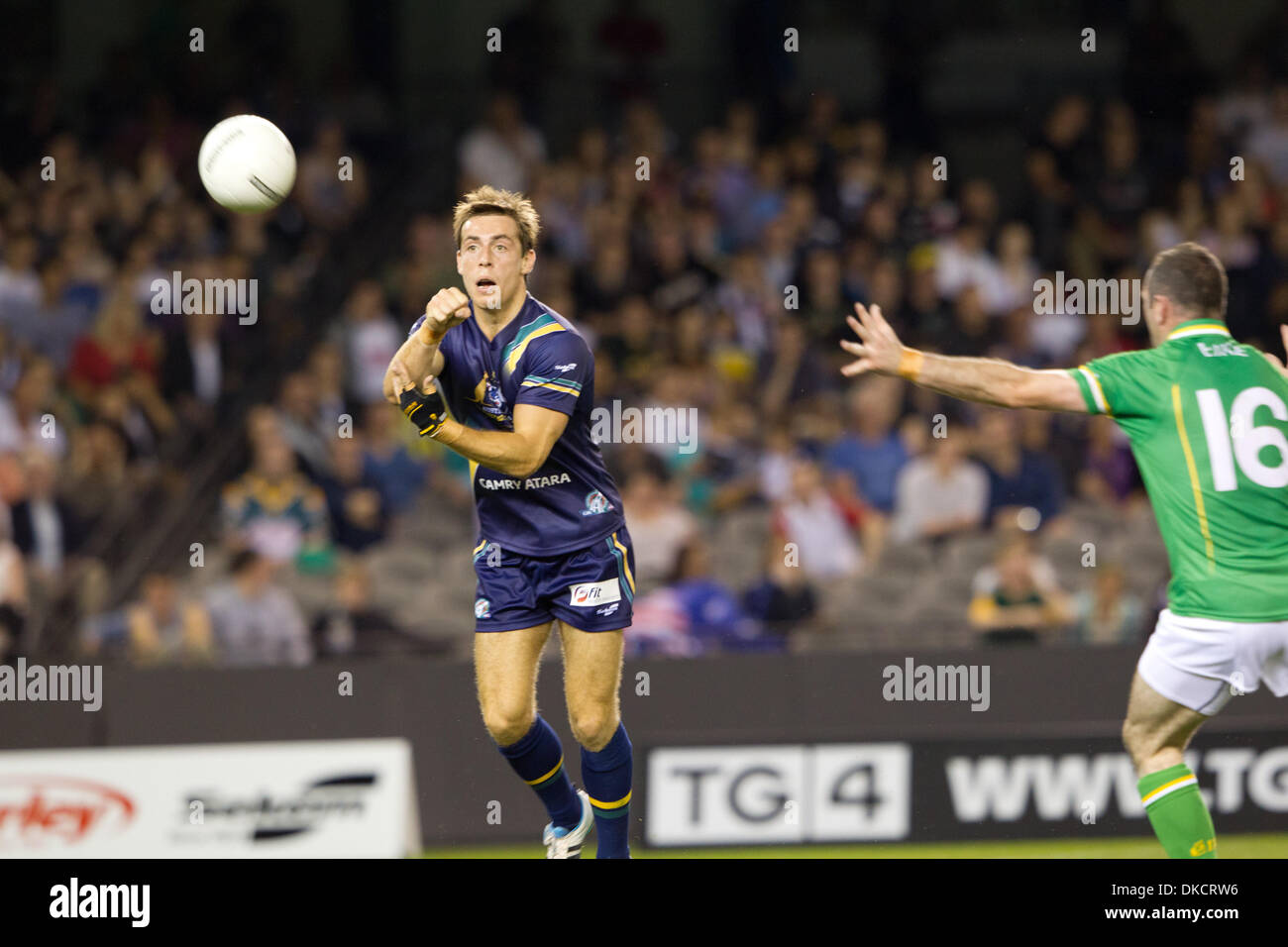 28 ottobre 2011 - Melbourne, Victoria, Australia - Australia versi in Irlanda nel 2011 le norme internazionali serie a Melbourne il 28 ottobre. Australian Football League e la Gaelic Athletic Association combinare i codici di calcio per competere nelle norme internazionali serie a Etihad Stadium, Docklands a Melbourne, Australia (credito Immagine: © Andrew Gyopar/ZUMAPRESS.com) Foto Stock