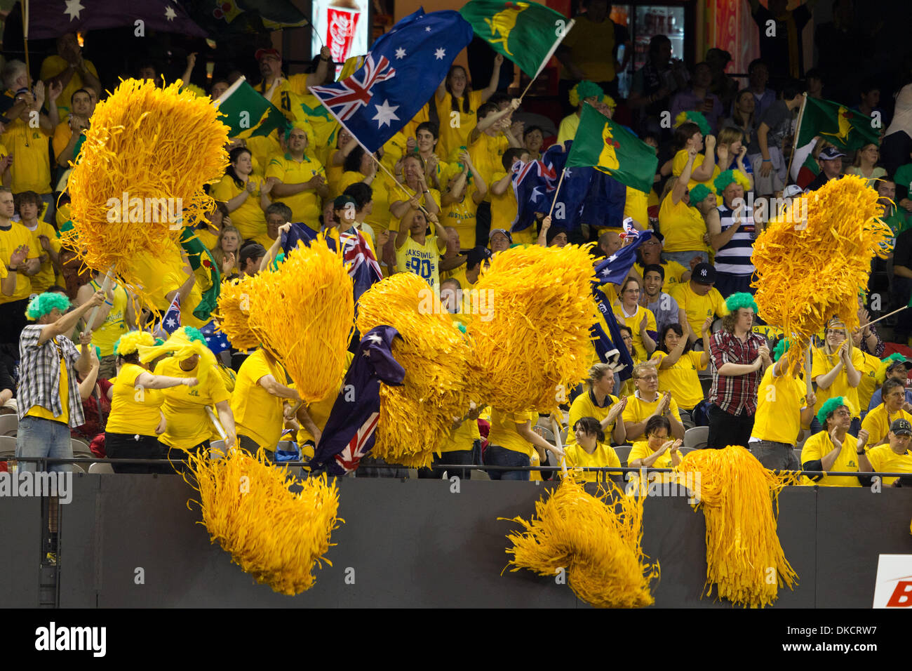 28 ottobre 2011 - Melbourne, Victoria, Australia - Australia versi in Irlanda nel 2011 le norme internazionali serie a Melbourne il 28 ottobre. Australian Football League e la Gaelic Athletic Association combinare i codici di calcio per competere nelle norme internazionali serie a Etihad Stadium, Docklands a Melbourne, Australia (credito Immagine: © Andrew Gyopar/ZUMAPRESS.com) Foto Stock