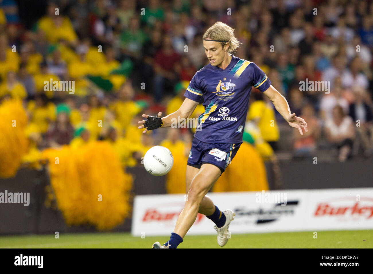 28 ottobre 2011 - Melbourne, Victoria, Australia - Australia versi in Irlanda nel 2011 le norme internazionali serie a Melbourne il 28 ottobre. Australian Football League e la Gaelic Athletic Association combinare i codici di calcio per competere nelle norme internazionali serie a Etihad Stadium, Docklands a Melbourne, Australia (credito Immagine: © Andrew Gyopar/ZUMAPRESS.com) Foto Stock