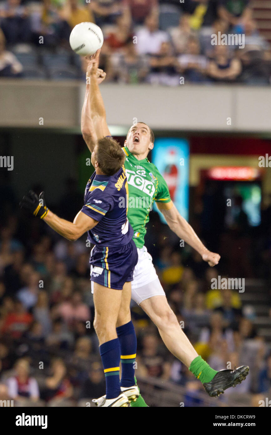 28 ottobre 2011 - Melbourne, Victoria, Australia - Australia versi in Irlanda nel 2011 le norme internazionali serie a Melbourne il 28 ottobre. Australian Football League e la Gaelic Athletic Association combinare i codici di calcio per competere nelle norme internazionali serie a Etihad Stadium, Docklands a Melbourne, Australia (credito Immagine: © Andrew Gyopar/ZUMAPRESS.com) Foto Stock