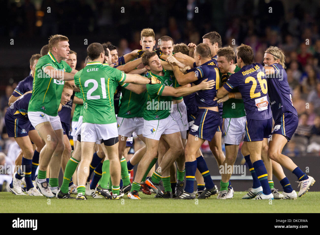 28 ottobre 2011 - Melbourne, Victoria, Australia - Australia versi in Irlanda nel 2011 le norme internazionali serie a Melbourne il 28 ottobre. Australian Football League e la Gaelic Athletic Association combinare i codici di calcio per competere nelle norme internazionali serie a Etihad Stadium, Docklands a Melbourne, Australia (credito Immagine: © Andrew Gyopar/ZUMAPRESS.com) Foto Stock